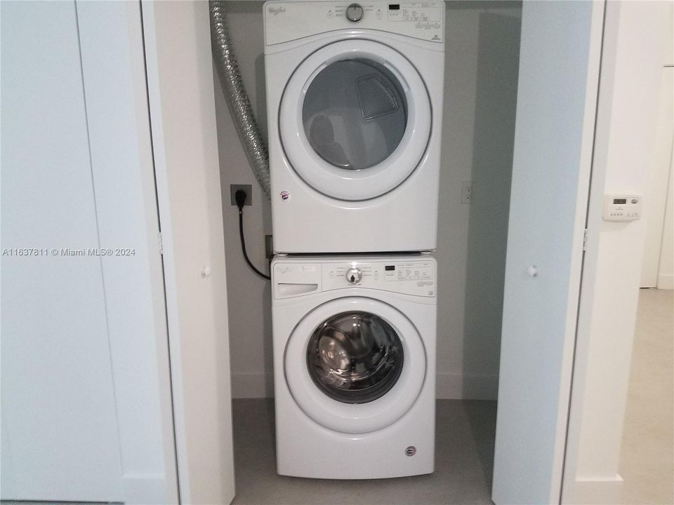 Recently Rented: $3,900 (1 beds, 2 baths, 979 Square Feet)