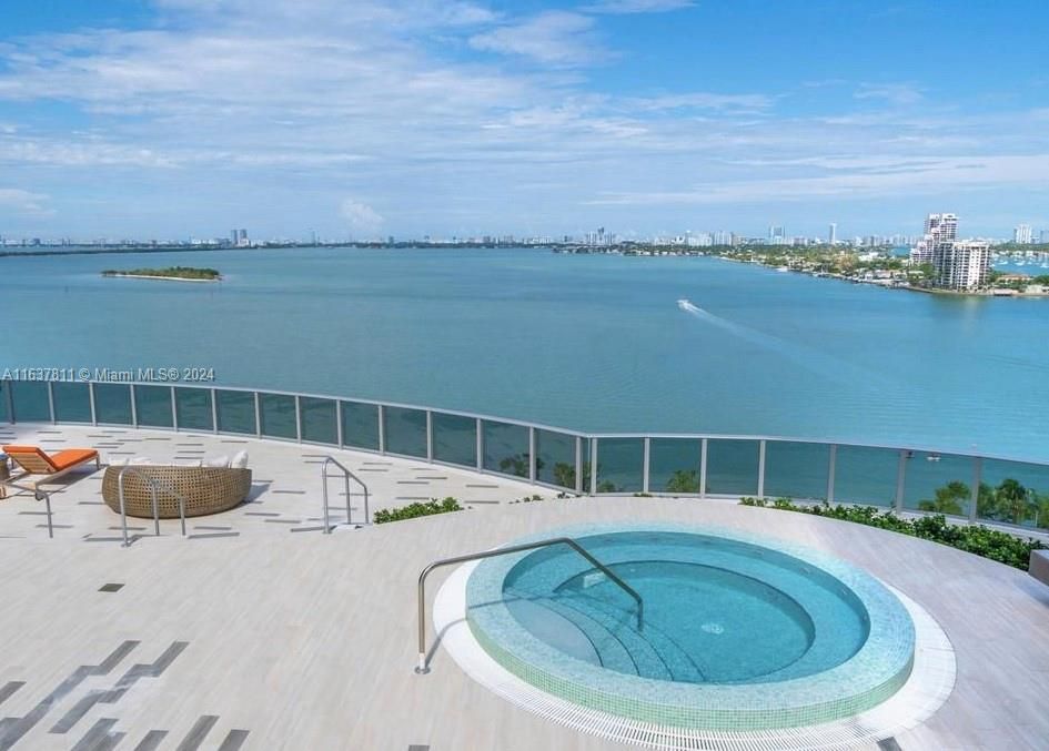 Recently Rented: $3,900 (1 beds, 2 baths, 979 Square Feet)