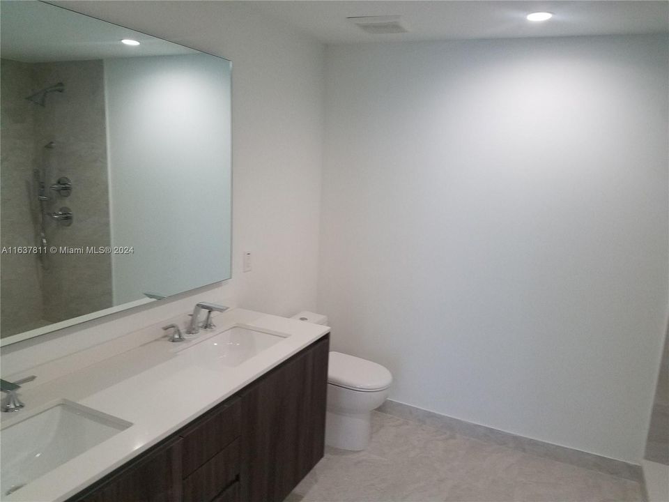 Recently Rented: $3,900 (1 beds, 2 baths, 979 Square Feet)