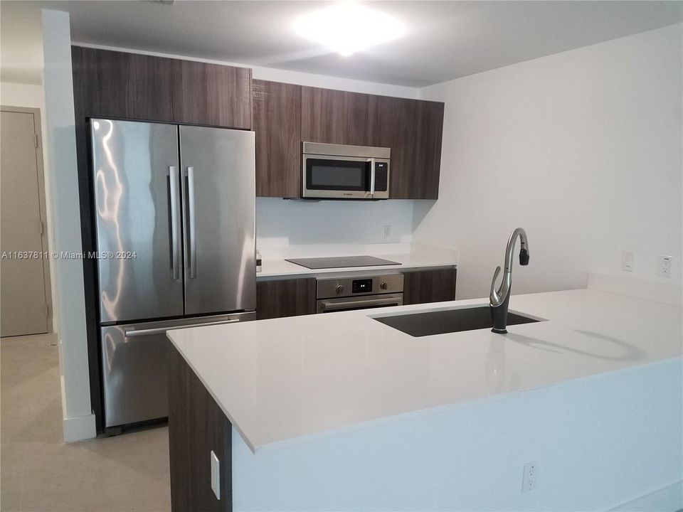 Recently Rented: $3,900 (1 beds, 2 baths, 979 Square Feet)