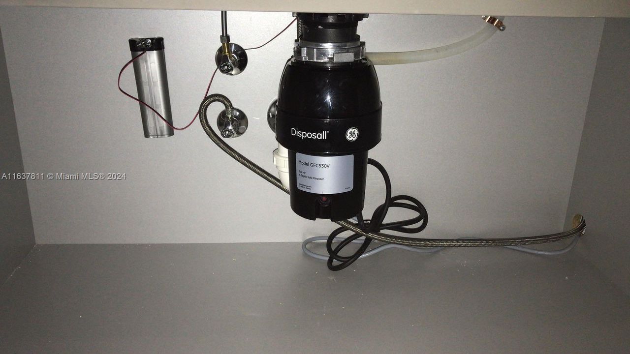 Recently Rented: $3,900 (1 beds, 2 baths, 979 Square Feet)