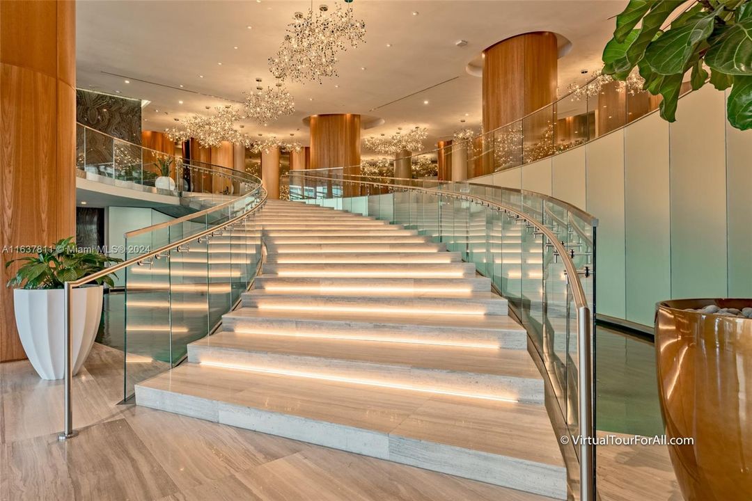 Recently Rented: $3,900 (1 beds, 2 baths, 979 Square Feet)