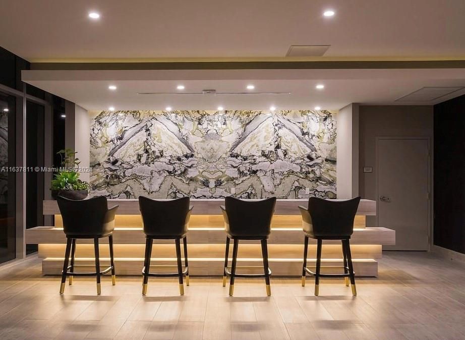 Recently Rented: $3,900 (1 beds, 2 baths, 979 Square Feet)