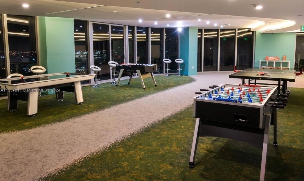 Recently Rented: $3,900 (1 beds, 2 baths, 979 Square Feet)