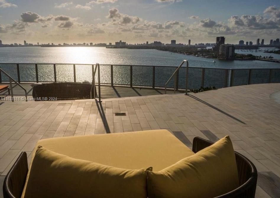 Recently Rented: $3,900 (1 beds, 2 baths, 979 Square Feet)