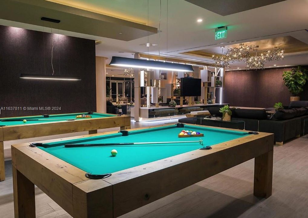 Recently Rented: $3,900 (1 beds, 2 baths, 979 Square Feet)