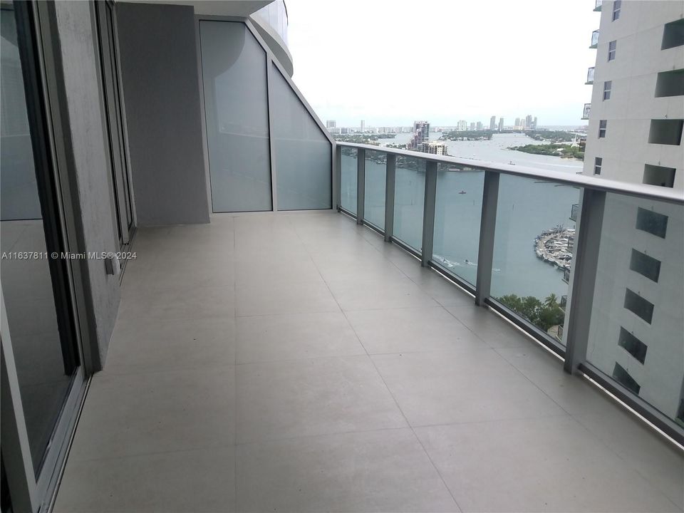 Recently Rented: $3,900 (1 beds, 2 baths, 979 Square Feet)