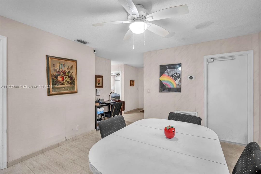 Active With Contract: $385,000 (2 beds, 2 baths, 1067 Square Feet)