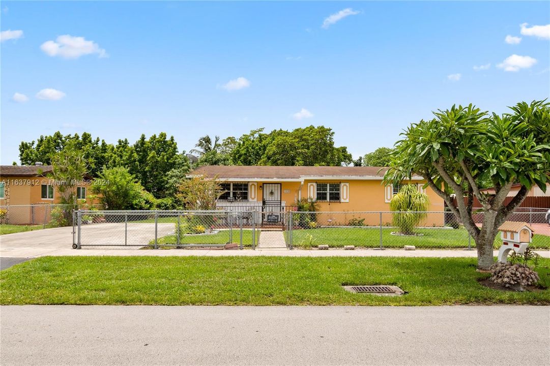 Active With Contract: $465,000 (3 beds, 1 baths, 1206 Square Feet)