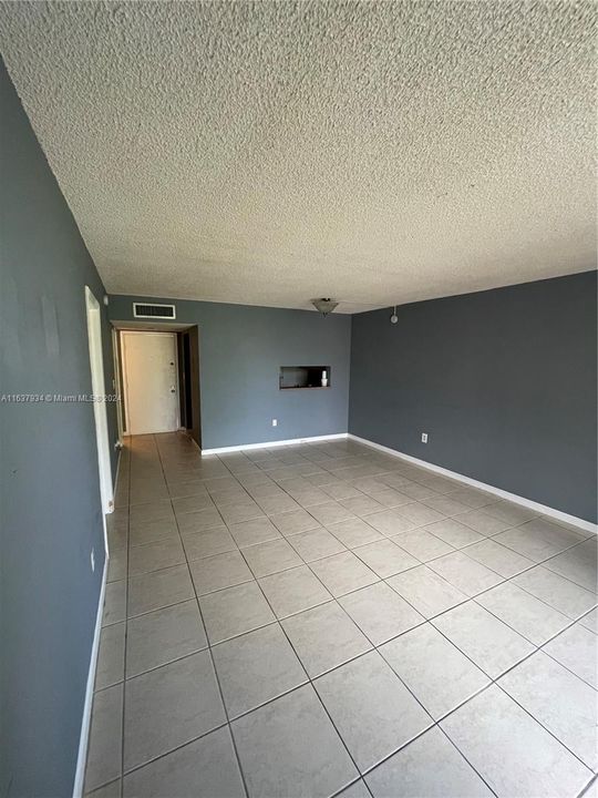 For Sale: $209,000 (1 beds, 1 baths, 705 Square Feet)