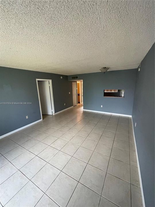 For Sale: $209,000 (1 beds, 1 baths, 705 Square Feet)