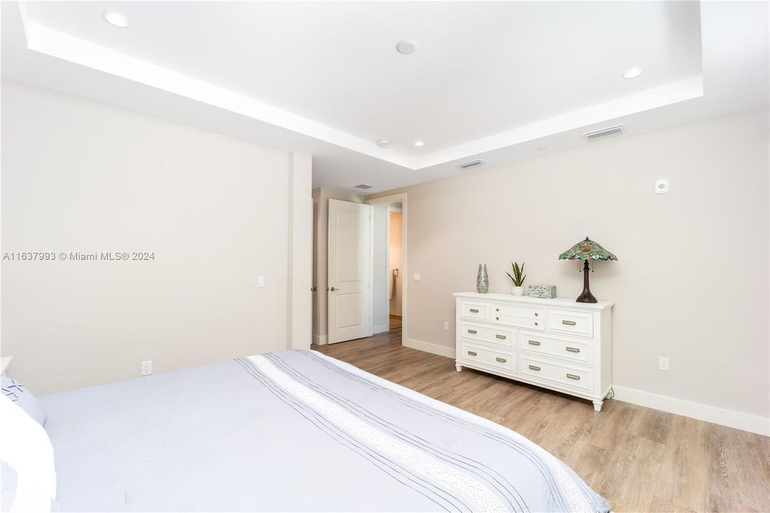 For Sale: $1,132,000 (2 beds, 2 baths, 1537 Square Feet)