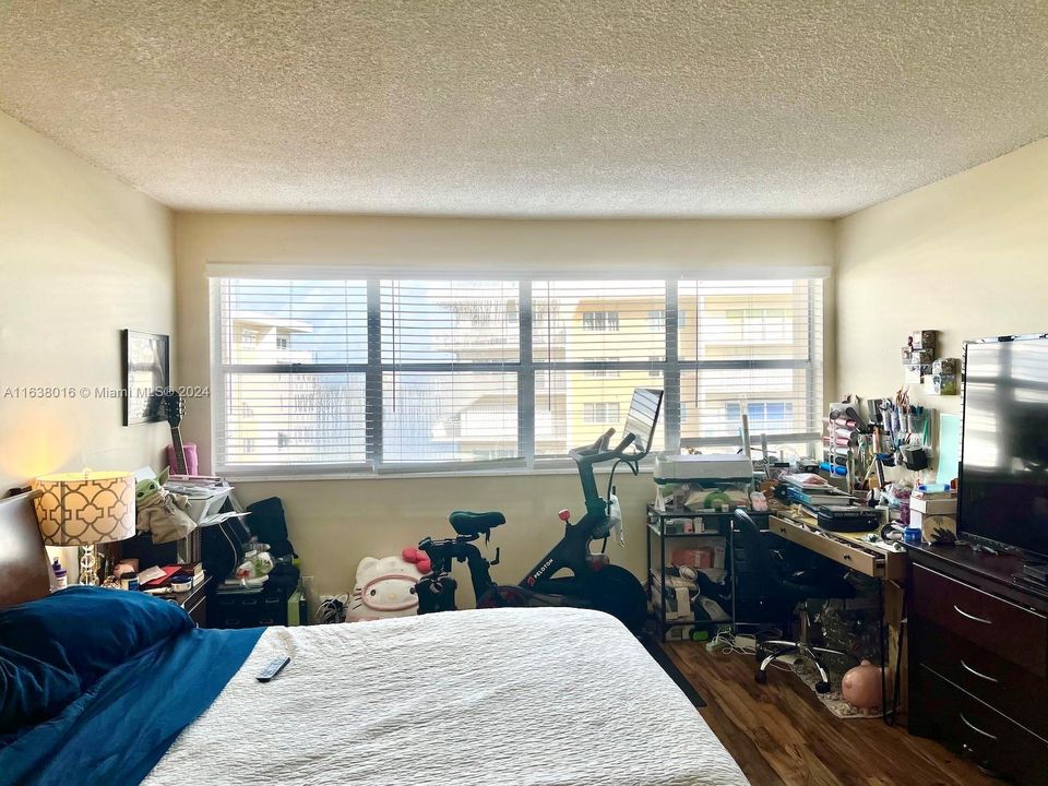 For Sale: $165,000 (1 beds, 1 baths, 825 Square Feet)