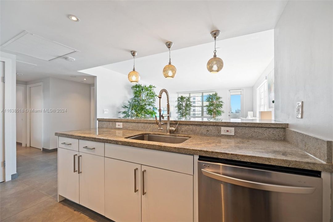 Active With Contract: $825,000 (2 beds, 2 baths, 1190 Square Feet)