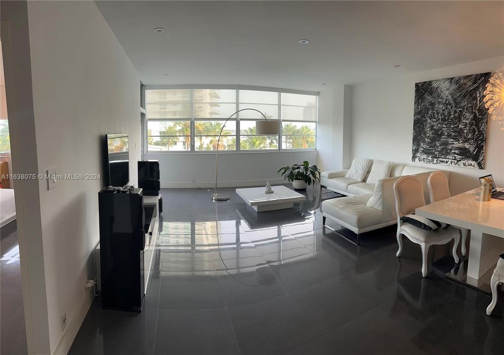 For Sale: $598,000 (1 beds, 1 baths, 856 Square Feet)