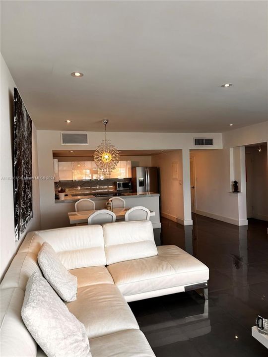 For Sale: $598,000 (1 beds, 1 baths, 856 Square Feet)