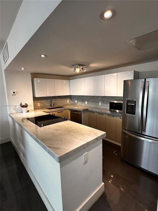 For Sale: $598,000 (1 beds, 1 baths, 856 Square Feet)