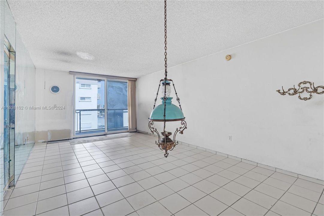 For Sale: $285,000 (1 beds, 1 baths, 718 Square Feet)