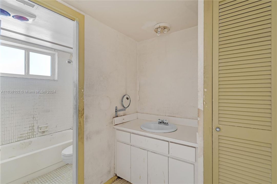 For Sale: $285,000 (1 beds, 1 baths, 718 Square Feet)