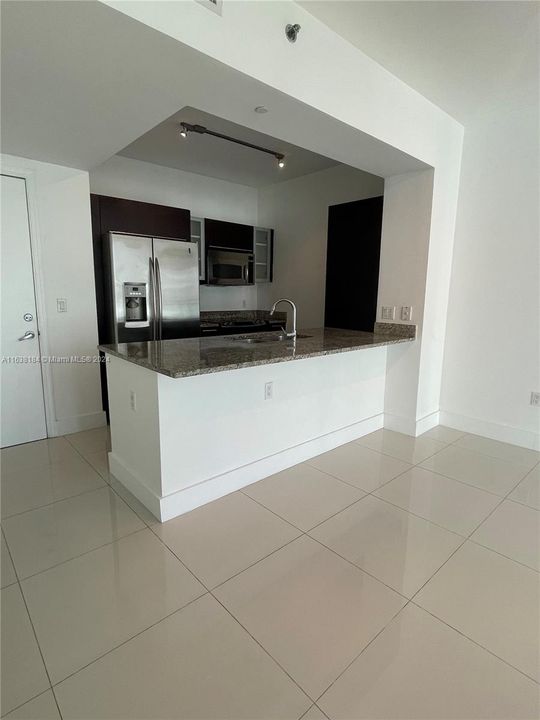 Recently Rented: $3,000 (1 beds, 1 baths, 688 Square Feet)