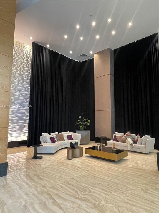 Recently Rented: $3,000 (1 beds, 1 baths, 688 Square Feet)