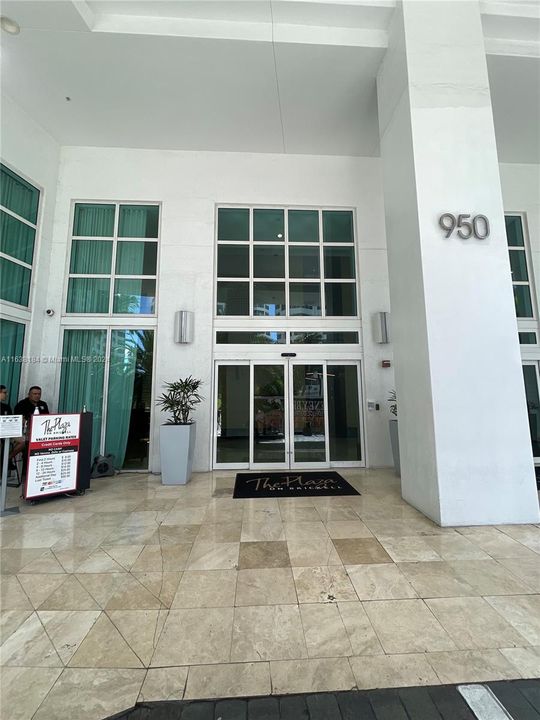 Recently Rented: $3,000 (1 beds, 1 baths, 688 Square Feet)