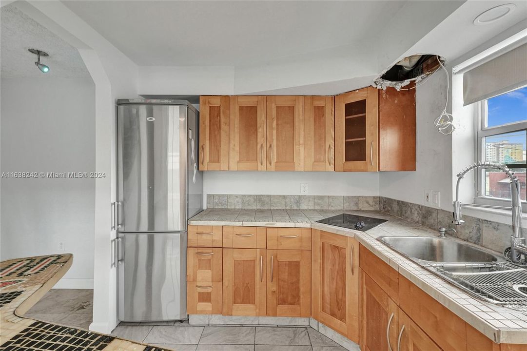 For Sale: $209,000 (1 beds, 1 baths, 723 Square Feet)