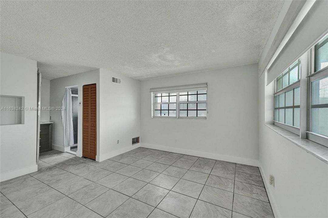 For Sale: $209,000 (1 beds, 1 baths, 723 Square Feet)