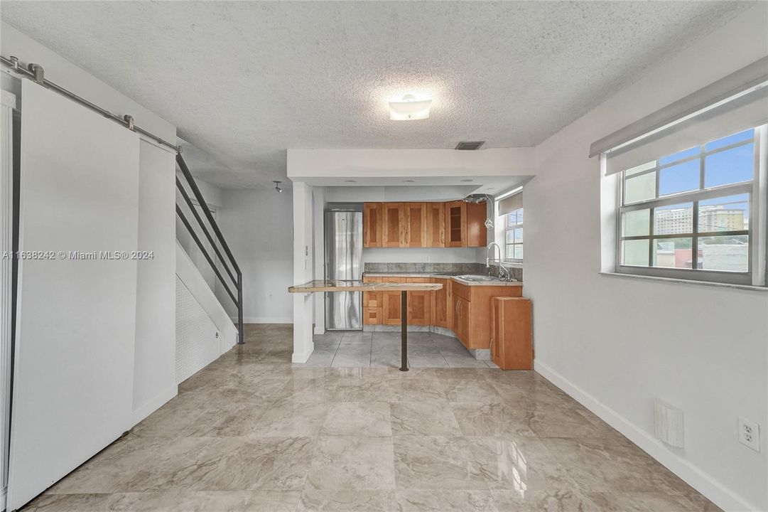 For Sale: $199,997 (1 beds, 1 baths, 723 Square Feet)