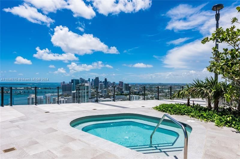 For Sale: $499,500 (1 beds, 1 baths, 610 Square Feet)