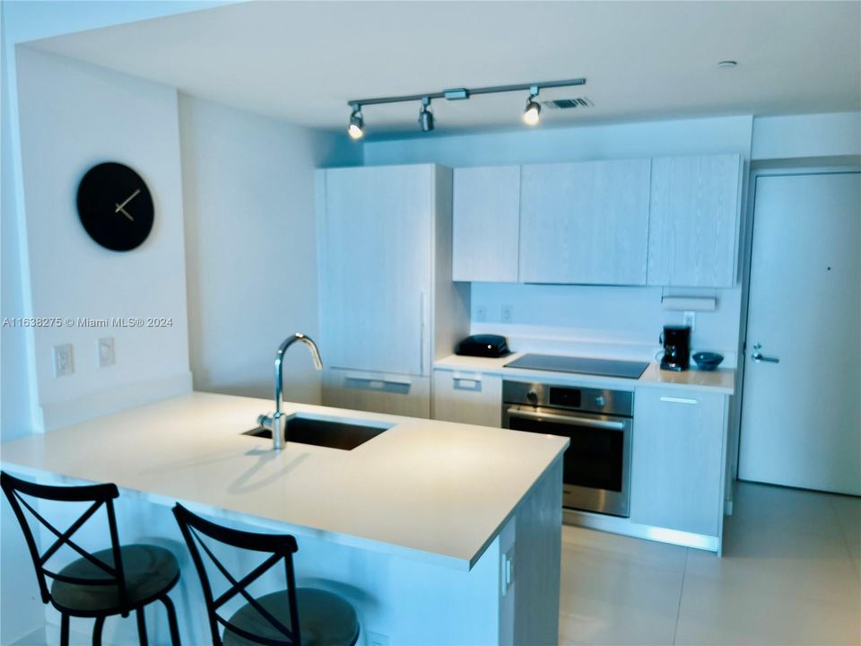 For Sale: $499,500 (1 beds, 1 baths, 610 Square Feet)