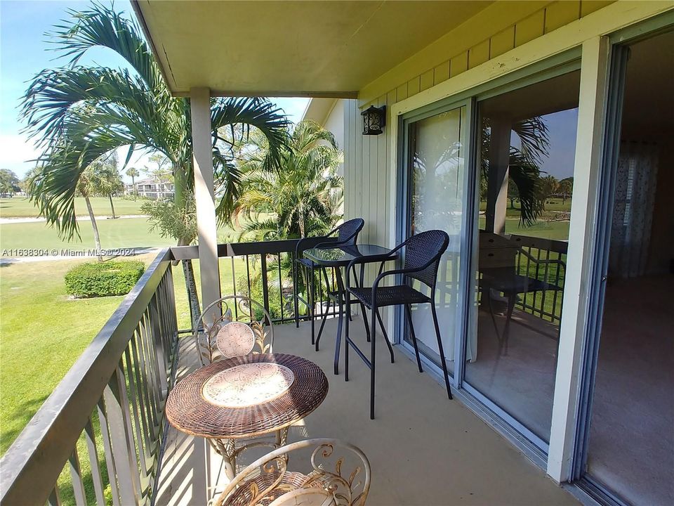 2 huge balconies to relax and watch the golfers