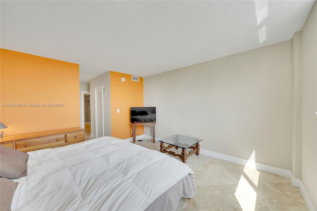 For Sale: $499,000 (1 beds, 1 baths, 1005 Square Feet)