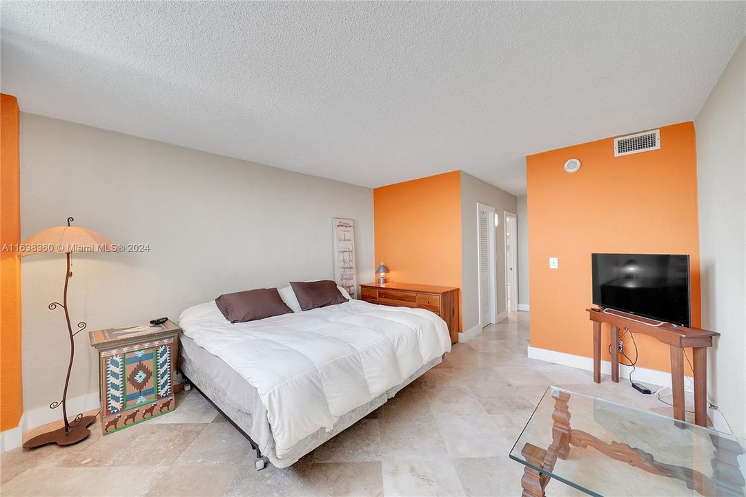 For Sale: $499,000 (1 beds, 1 baths, 1005 Square Feet)