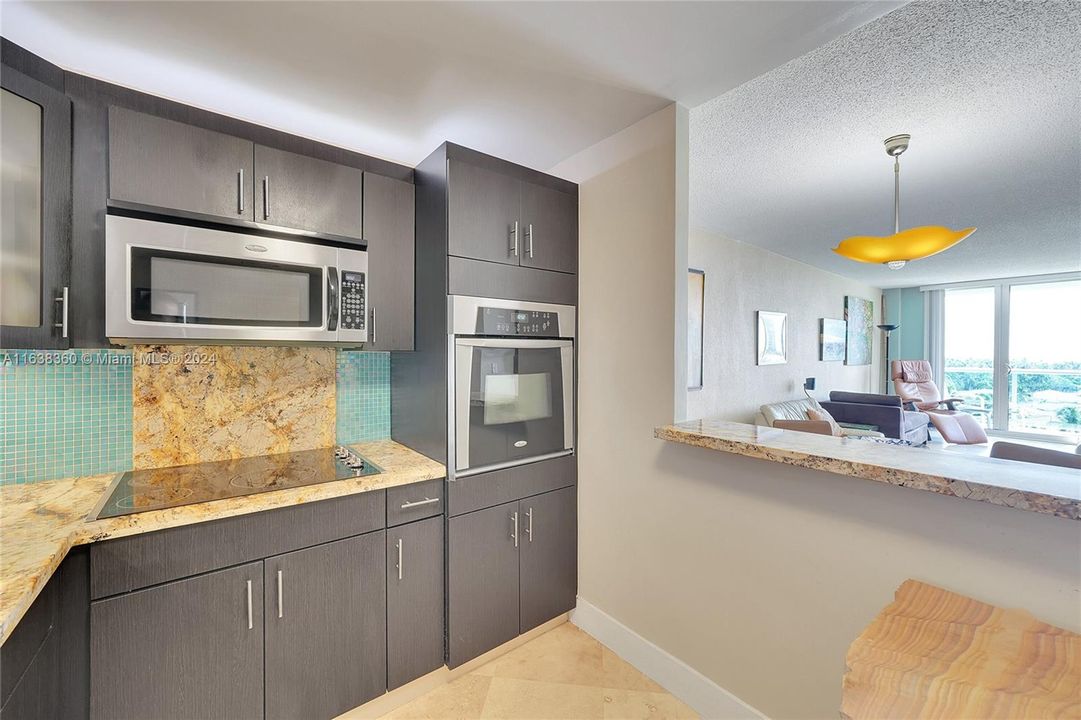 For Sale: $499,000 (1 beds, 1 baths, 1005 Square Feet)