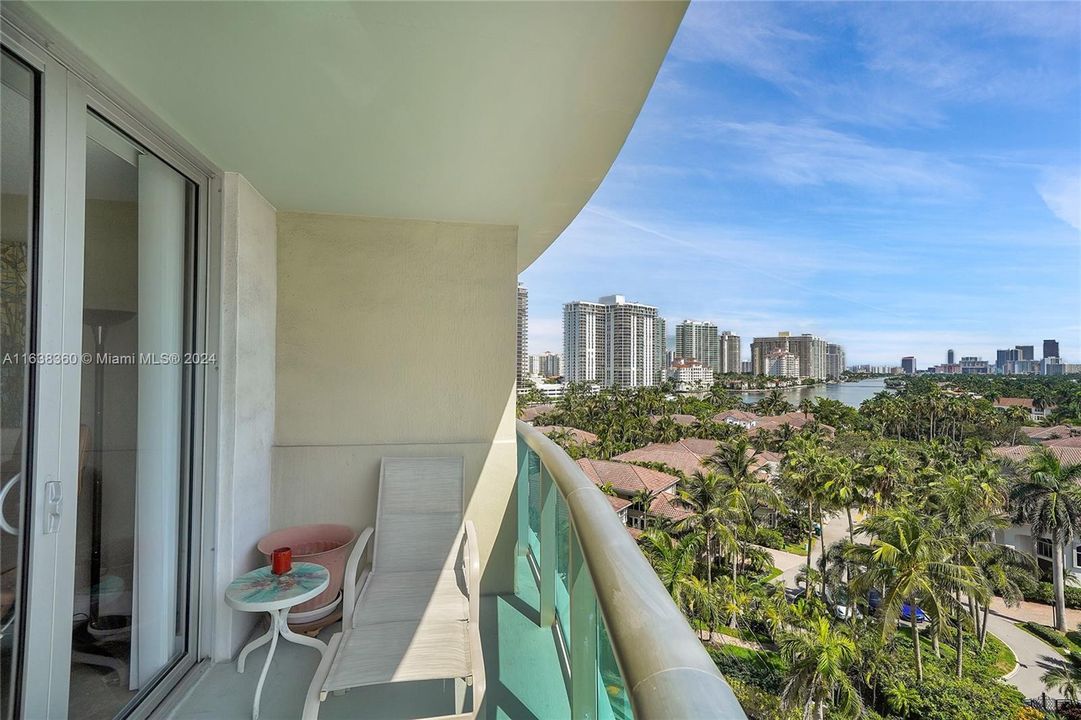 For Sale: $499,000 (1 beds, 1 baths, 1005 Square Feet)