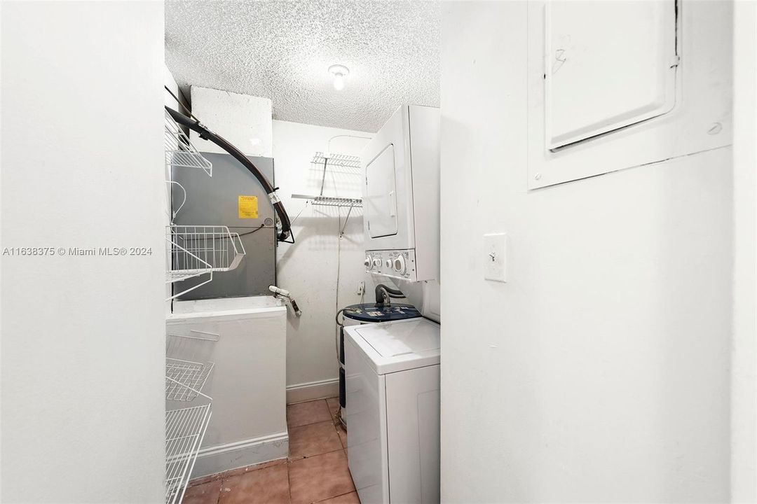 Active With Contract: $1,900 (2 beds, 2 baths, 1068 Square Feet)