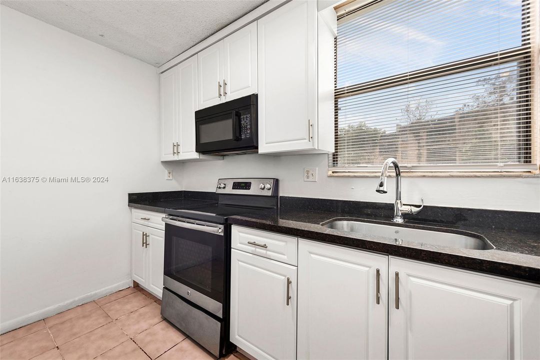 Active With Contract: $1,900 (2 beds, 2 baths, 1068 Square Feet)