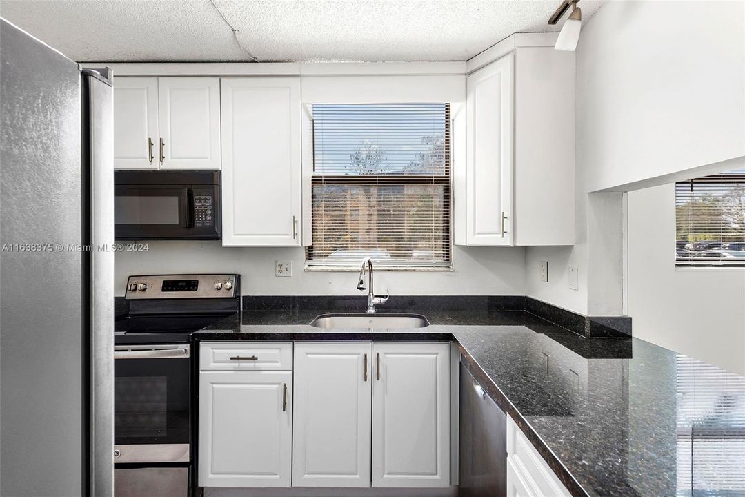 Active With Contract: $1,900 (2 beds, 2 baths, 1068 Square Feet)