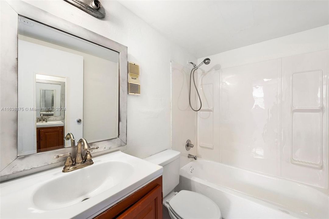 Active With Contract: $1,900 (2 beds, 2 baths, 1068 Square Feet)