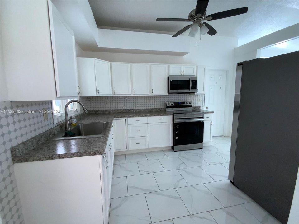 For Sale: $269,300 (3 beds, 2 baths, 1284 Square Feet)