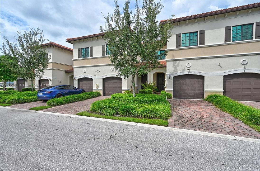 最近租的: $2,900 (3 贝兹, 2 浴室, 1349 平方英尺)