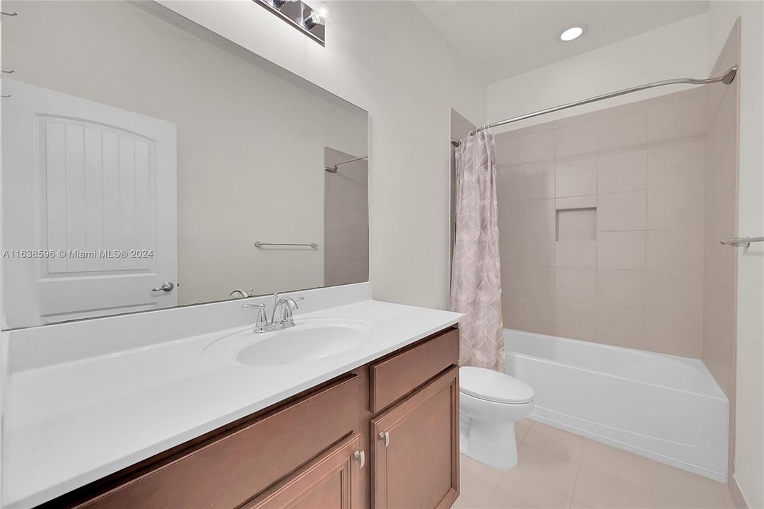 最近租的: $2,900 (3 贝兹, 2 浴室, 1349 平方英尺)