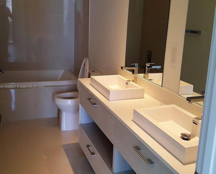 Recently Rented: $4,150 (1 beds, 2 baths, 792 Square Feet)