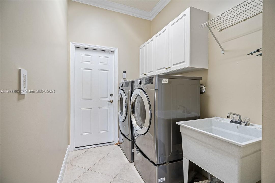 LAUNDRY ROOM WITH SINK AND STORAGE CABINET