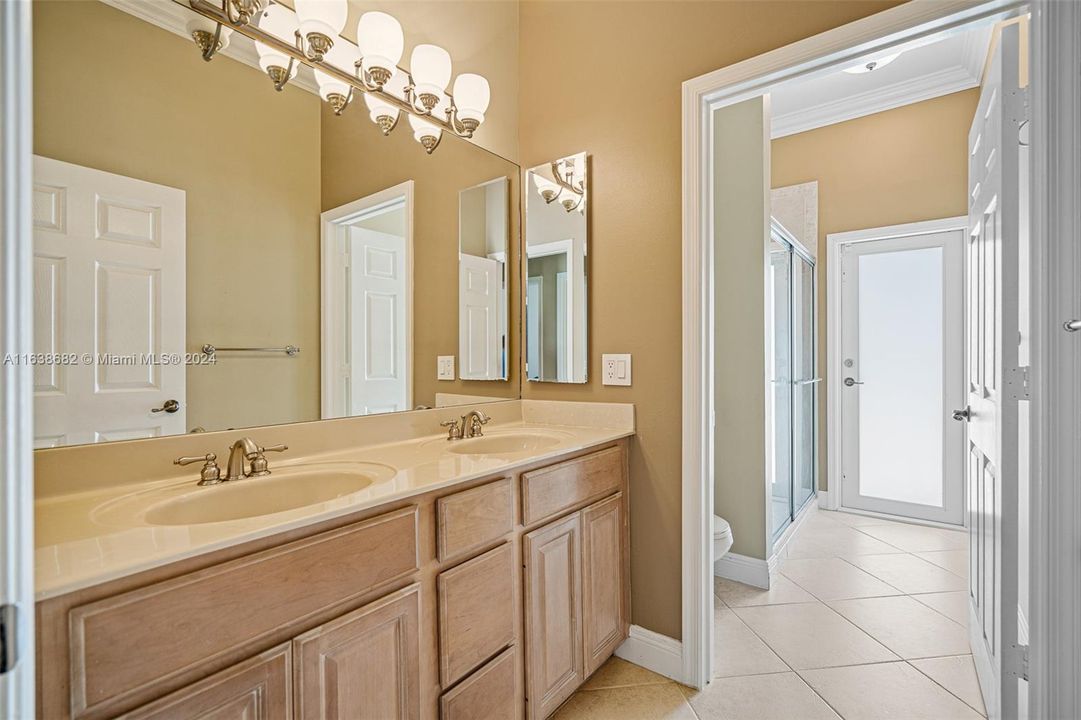 SECOND FULL BATHROOM WITH POOL ACCESS