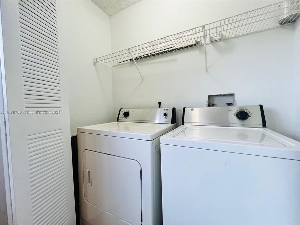 Active With Contract: $1,600 (1 beds, 1 baths, 726 Square Feet)