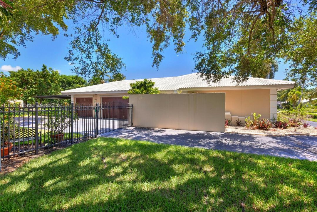 Active With Contract: $1,149,000 (4 beds, 2 baths, 2813 Square Feet)