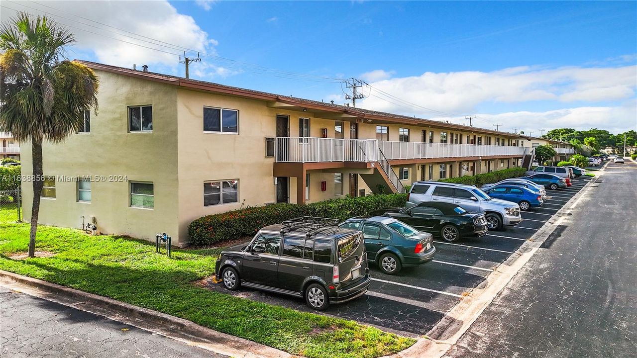 Active With Contract: $95,000 (1 beds, 1 baths, 670 Square Feet)