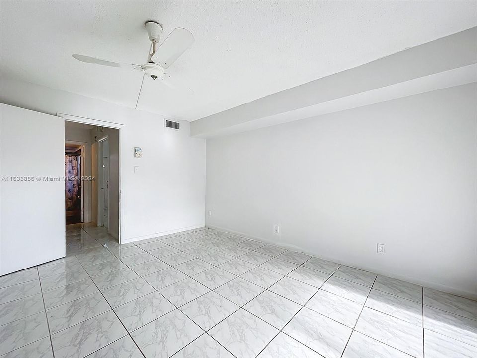 Active With Contract: $95,000 (1 beds, 1 baths, 670 Square Feet)